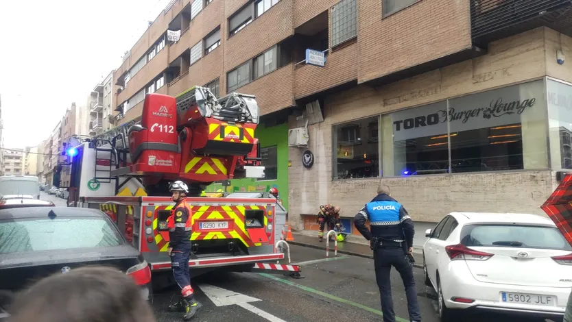 Bomberos y Policía Local en la calle Fernando de la Peña (2)