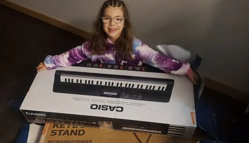 Emma posa con su nuevo teclado