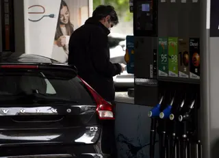 Repostaje en una gasolinera. | EP