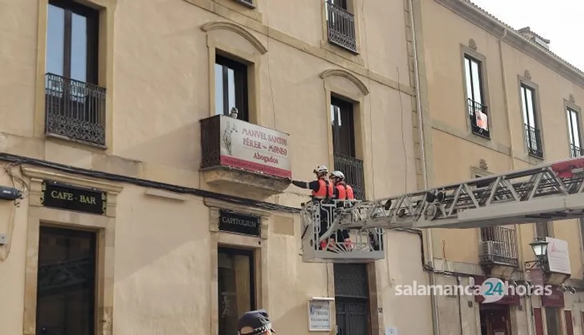 Desprendimiento de cascotes en una fachada de la plaza de Monterrey. Fotos Míkel Antúnez