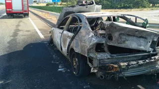 Coche calcinado junto a Guijuelo