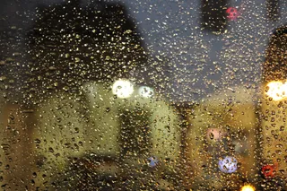 Cristal con gotas de lluvia. Foto de archivo.