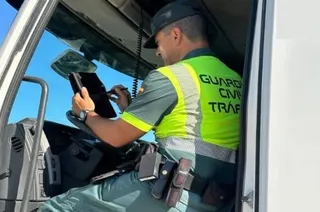 Un guardia civil analiza la tarjeta de un tacógrafo | Europa Press