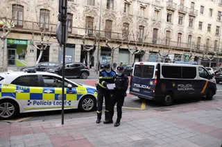 Furgón de la Policía Nacional y coche de la Policía Local | Foto archivo