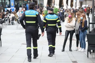 Dos policías locales patrullan las calles durante el estado de alarma.