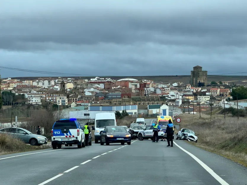 Accidente en la carretera de Alba de Tormes con varios vehículos implicados en la CL-510