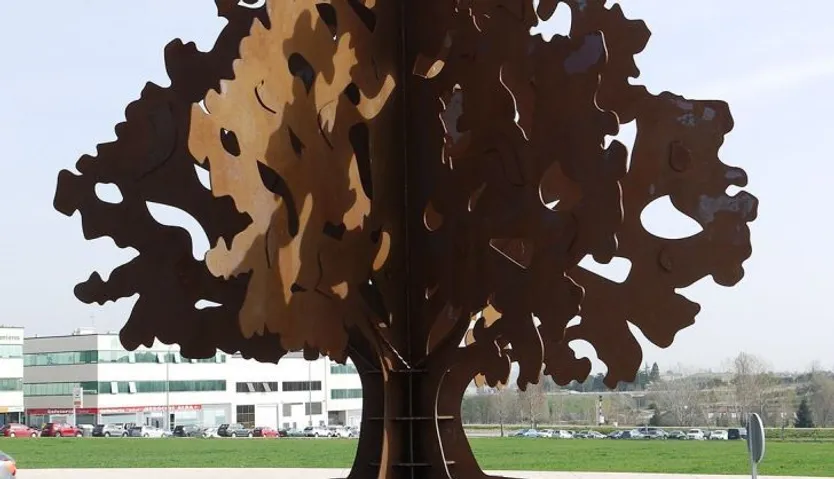 Escultura con el árbol que da nombre a Carbajosa