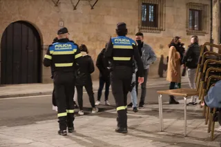 Dos policías locales patrullan las calles durante el estado de alarma.