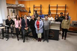 El alcalde de Salamanca, Carlos García Carbayo, visita la nueva acción formativa en hostelería del proyecto Laboris Helmántica