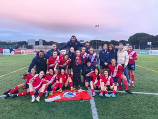 Juanga García, junto a sus jugadores del Villa de Simancas | FOTO VILLA DE SIMANCAS FEMENINO