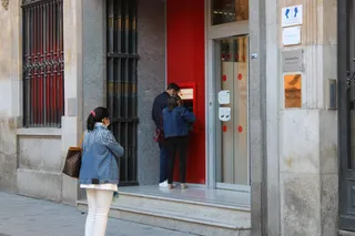 Ciudadanos sacan dinero de una entidad bancaria.