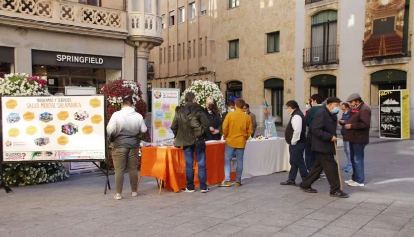 Mesa informativa de Salud Mental Salamanca en la plaza del Liceo