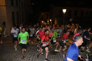 La carrera nocturna de ‘Salamanca a tope’ reúne a cientos de atletas por el centro de Salamanca