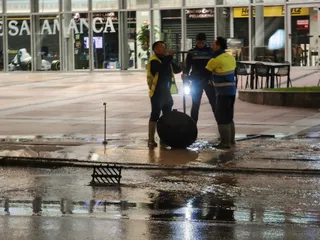 Un reventón de agua a la altura de Vialia inunda gran parte del paseo de la Estación