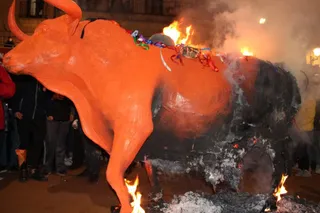 GALERÍA | La quema simbólica de la estatua de un toro pone fin a un masivo Carnaval del Toro