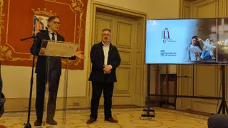 El alcalde de Salamanca, Carlos García Carbayo y Miguel Ángel Benito, presidente de la Asociación de Escuelas de Español de Castilla y León