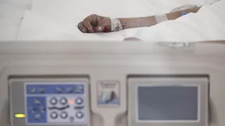Una enferma acostada en una cama de hospital | Foto: EP