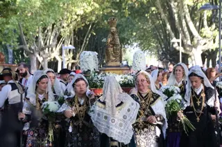 Las flores y los trajes charros toman las calles de Salamanca en honor a Santa María de la Vega