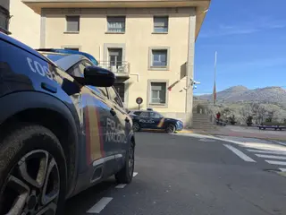 Coches de la Policía Nacional junto a la comisaría en Béjar - Foto de archivo