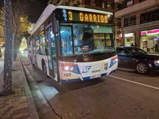 Autobús urbano con huevos en la luna