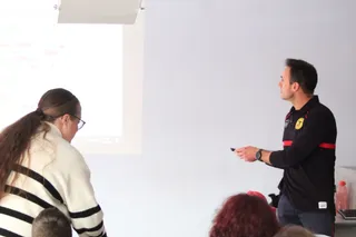 Primera jornada del programa de prevención y autoprotección ‘Aprende a protegerlos de un incendio en el hogar’ de la Escuela Municipal de Familia.