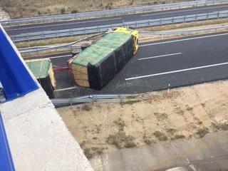 Vuelco de un camión en Pelabravo