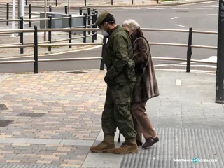 Militares ayudando a una abuela 11