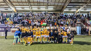 Los jugadores de Unionistas celebran con la afición el pase de eliminatoria en Gernika | FOTO UNIONISTAS CF