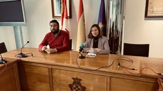 El concejal de Obras, Antonio Poveda, y la alcaldesa de Peñaranda, Carmen Ávila de Manueles