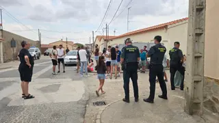 Guardia Civil y vecinos a la puerta de la casa okupada