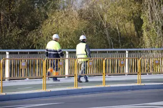 Obras de reparación de las baldosas en el vial del nuevo Hospital