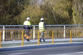 Obras de reparación de las baldosas en el vial del nuevo Hospital