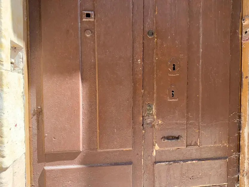 Puerta antigua pensión Bárez