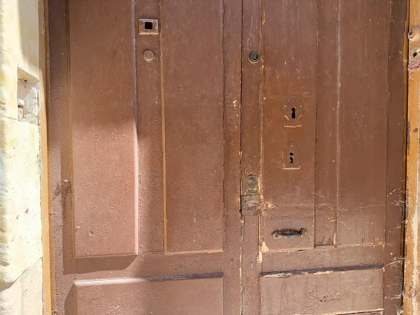 Puerta antigua pensión Bárez