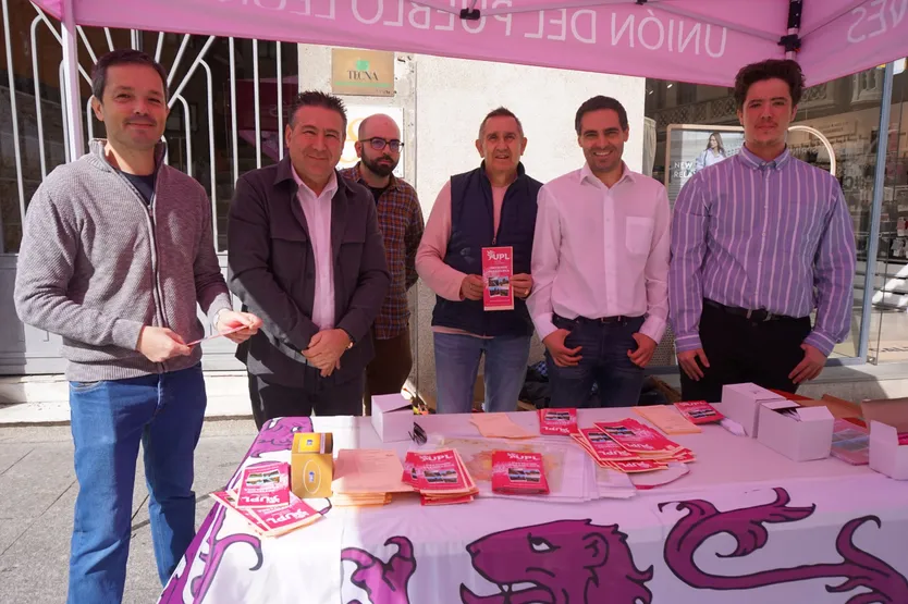 Luis Mariano Delgado visita la carpa de campaña de UPL en Salamanca
