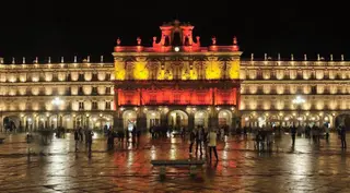 La Plaza Mayor de Salamanca iluminada con la bandera de España - Ayuntamiento de Salamanca