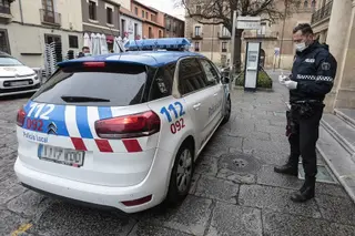 Destrozan un piso turístico y lanzan objetos a la Policía Local antes de ser sancionados por incumplir las medidas anti COVID