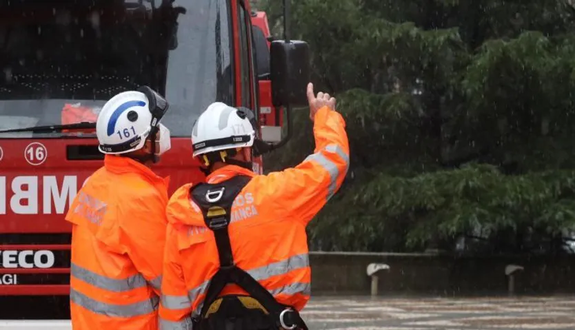 Los bomberos intenvienen en el convento de San Esteban (2)