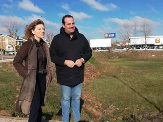 María Pardo, directora general de Vivienda y David Mingo en la parcela de las nuevas viviendas protegidas de Santa Marta