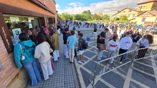Colas en el día de apertura de renovación de los abonos para los toros (4).jpg