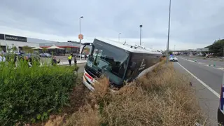 Imágenes del autobús de Alba volcado junto al Centro Comercial de Capuchinos 