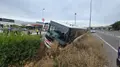 Imágenes del autobús de Alba volcado junto al Centro Comercial de Capuchinos