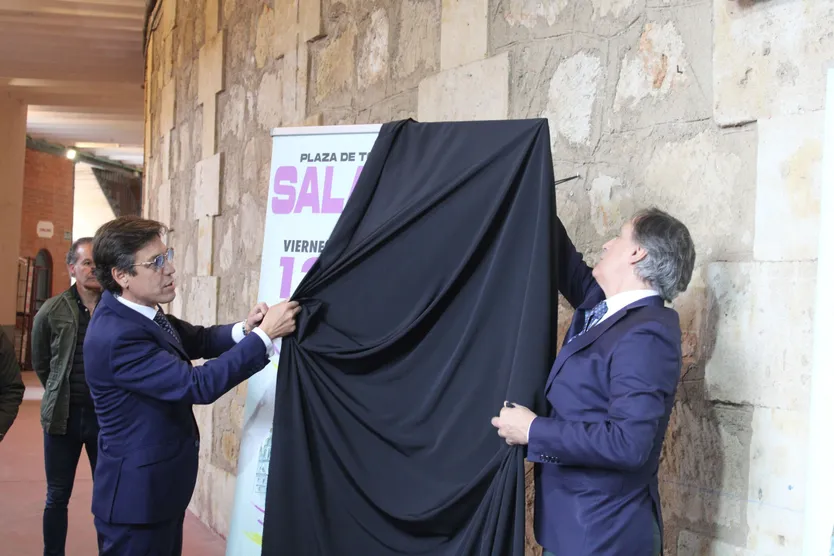 El alcalde de Salamanca, Carlos García Carbayo, junto a Antonio barrera descubriendo el cartel para la II edición de la corrida por San Juan de Sahagún
