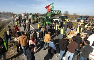 GALERÍA | Cortada la A-62 en Fuentes de Oñoro por las movilizaciones de agricultores portugueses. Vicente | ICAL