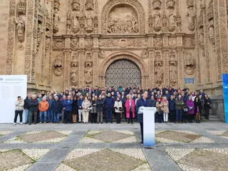 Carlos García Carbayo, alcalde de Salamanca, en la plaza del Concilio de Trento enl