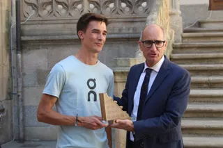 Javier Iglesias recibe en la Diputación al atleta Mario García Romo | FOTO SALAMANCA24HORAS.COM