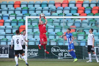 Salcedo atrapa un balón ante el Real Avilés / FOTO SALAMANCA24HORAS.COM