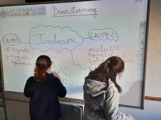 Estudiantes y docentes de Salamanca dibujan en las aulas “el camino que nos hace iguales”