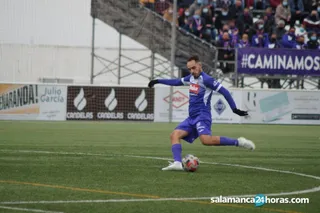 Lolo golpea en largo ante el Atlético Astorga.