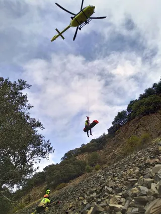 Imagen del rescate del cuerpo del corredor fallecido en el monte Pajariel de Ponferrada | Ayuntamiento de Ponferrada/ICAL